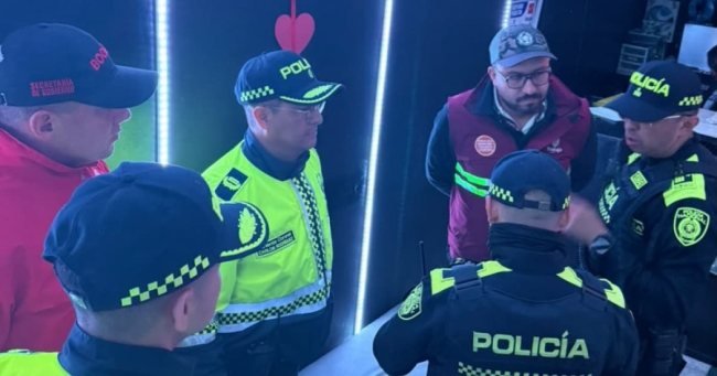 Agentes de la Policía Nacional conversan con un hombre en un establecimiento nocturno