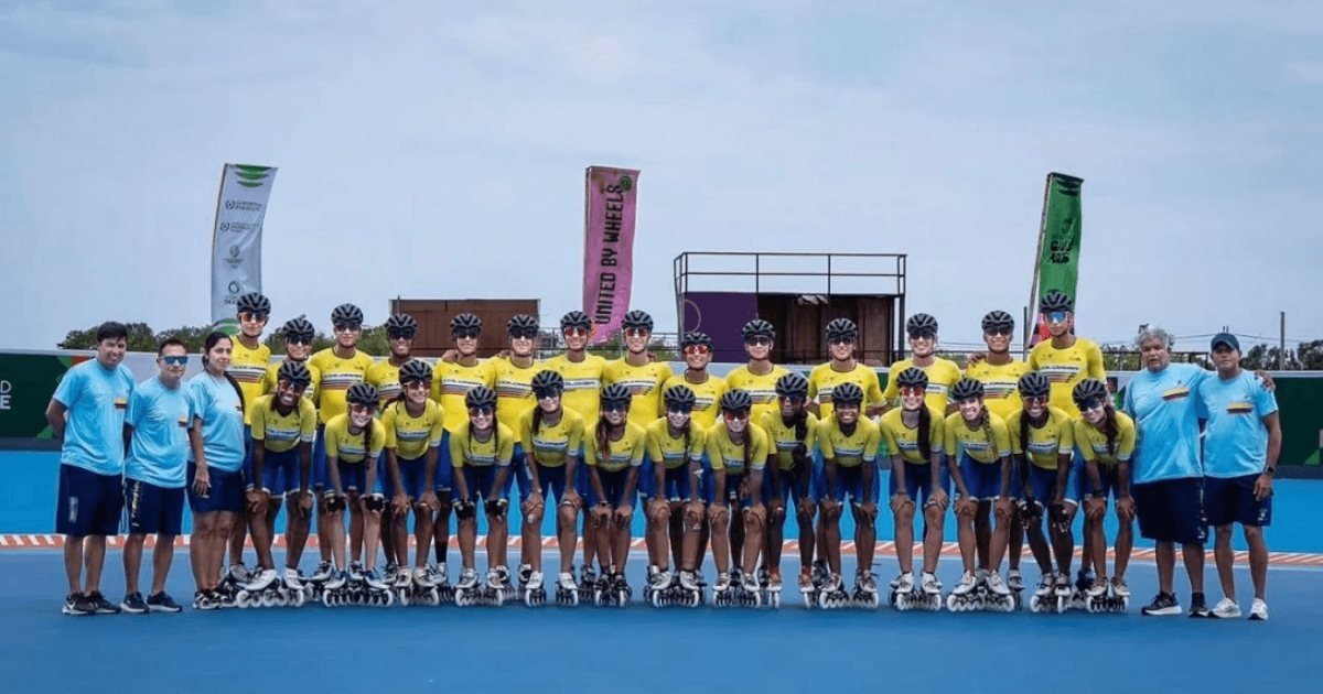 Un equipo de patinadores sobre ruedas posa para una fotografía grupal en una pista de patinaje.