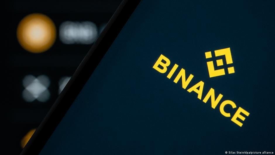 Primer plano de la pantalla de un dispositivo móvil mostrando el logotipo de Binance en color amarillo sobre fondo oscuro