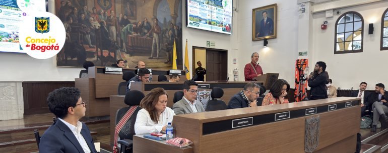Varios cabildantes sentados en una mesa larga durante una sesión plenaria en el Concejo de Bogotá