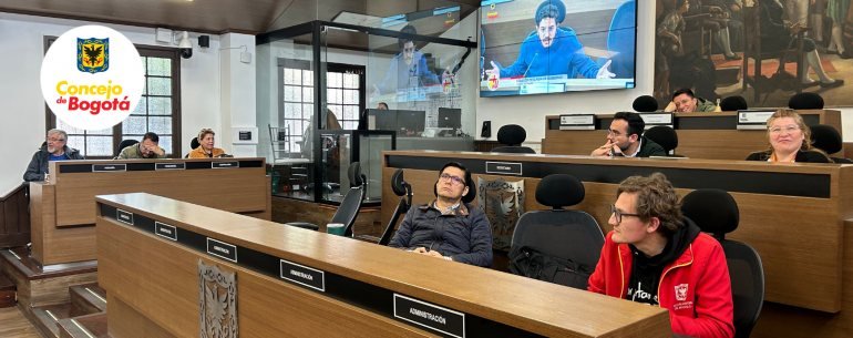 Personas sentadas en un salón de sesiones con un logo del Concejo de Bogotá en la pared