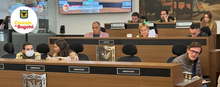Concejales de Bogotá sentados en sus puestos de trabajo durante una sesión en la Comisión de Hacienda