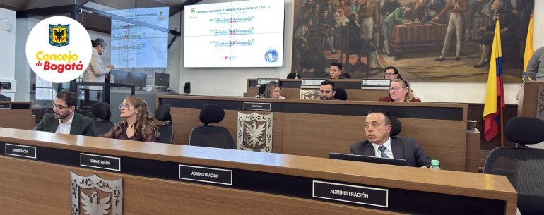 Varios funcionarios y cabildantes sentados en una mesa larga durante una sesión en el Concejo de Bogotá