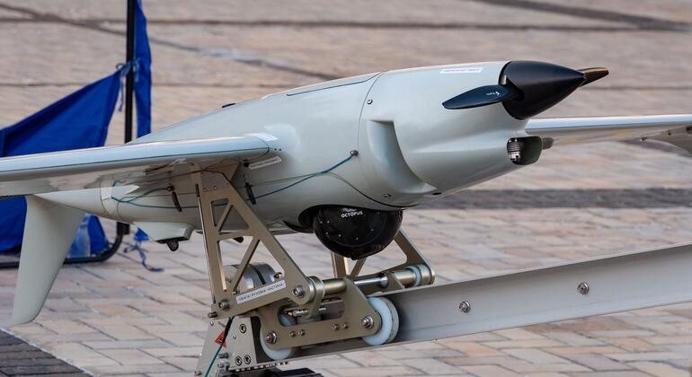 Primer plano de un dron militar de color gris claro con hélice negra en la parte frontal