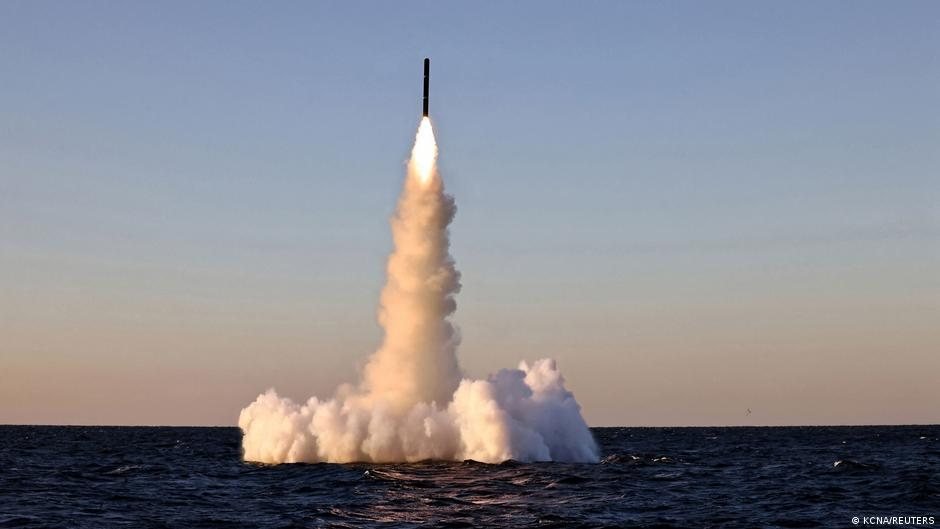 Un misil balístico de corto alcance despegando desde el mar y dejando una gran columna de humo blanco